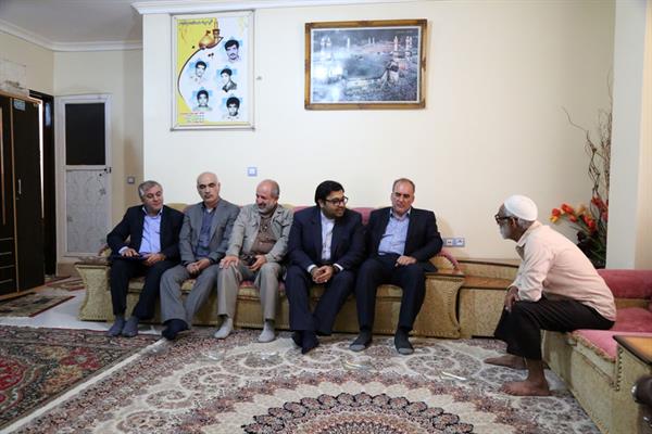 دیدار مشاور مقام عالی وزارت و مسئول امور ایثارگران وزارت ارتباطات و فناوری اطلاعات با خانواده شهدای دستگاه های تابعه وزارت در هرمزگان