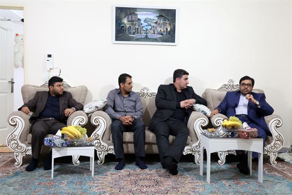 دیدار مدیر ارشد وزارت ارتباطات و فناوری اطلاعات در استان هرمزگان  با خانواده شهدای پرسنل به همراه مدیر کل تنظیم مقررات و ارتباطات رادیویی منطقه جنوب شرق